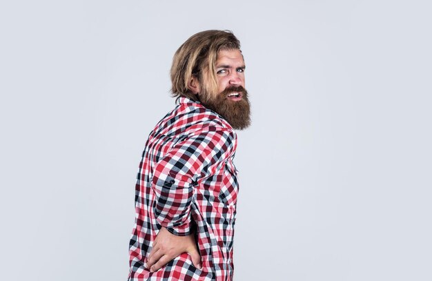 Esta é uma dor terrível hipster barbudo brutal tem rim insalubre masculino sente dor nas costas homem casual precisa de cuidados médicos Homem barbudo bonito em roupas casuais Sofrendo homem caucasiano