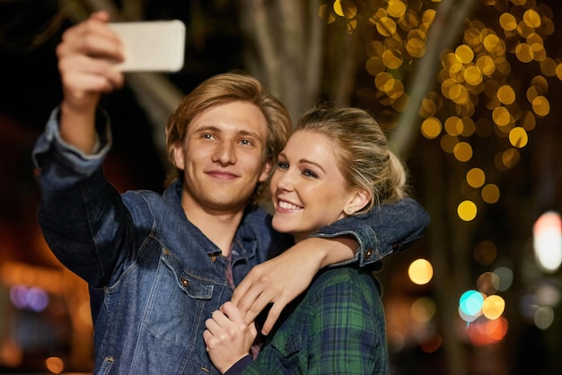 Esta é uma noite para lembrar Foto de um jovem casal tirando uma selfie em um encontro