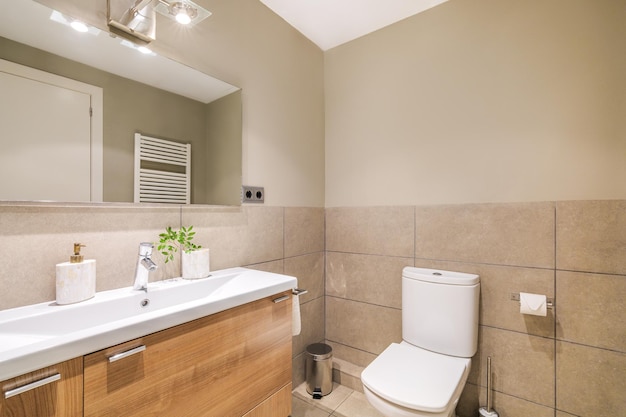 Esta elegante casa de banho apresenta um design moderno com azulejos bege um quarto espaçoso espelho elegante lavatório