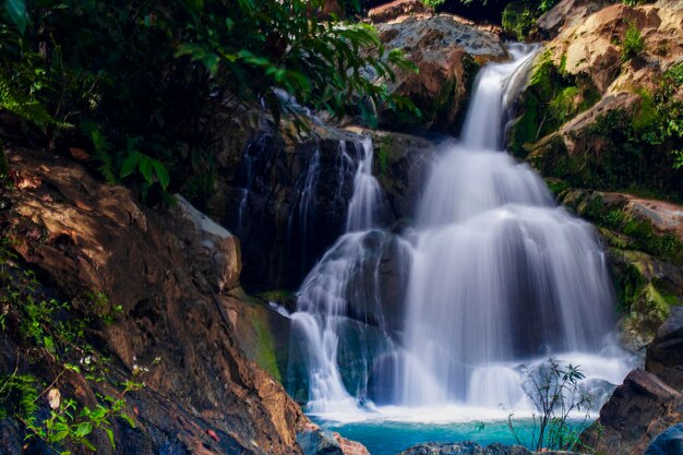 Esta foto fala sobre a beleza da cachoeira Suhom Aceh Besar distrito Aceh Indonésia