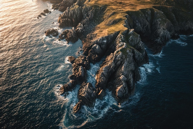 Esta fotografia aérea mostra uma ilha distante cercada pela vasta extensão do oceano. A luz do crepúsculo lança sombras no mar e nas costas rochosas de cima.