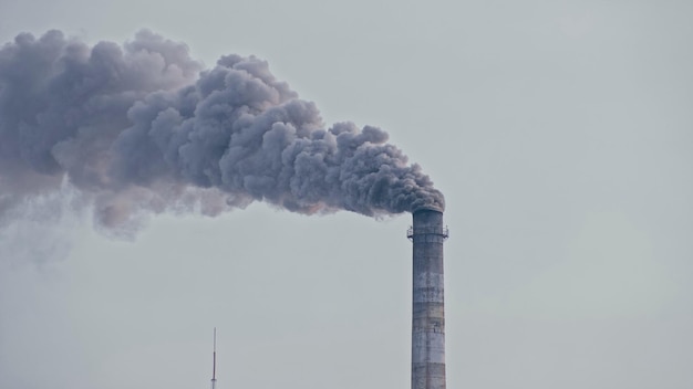 Esta fumaça saindo da chaminé de uma fábrica. Emissões nocivas para a atmosfera, a partir do tubo. Danos graves ao meio ambiente. Estação de carvão da pilha da planta. Close-up tiro. Visão triste escura.