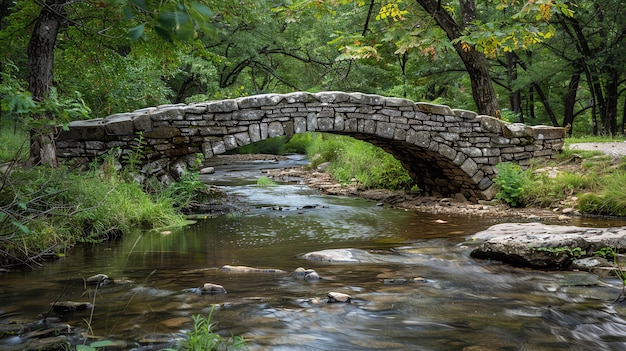 Esta imagem é de uma bela ponte de pedra sobre um pequeno rio a água é cristalina e você pode ver as rochas no fundo