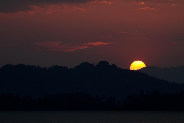 Esta imagem é o sol poente.