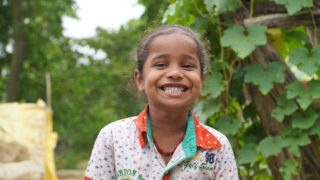 Esta menina é muito atraente e tem um sorriso fofo