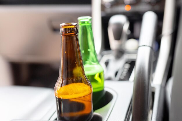 Foto esta mulher come cerveja enquanto dirige enfatiza cerveja engarrafada