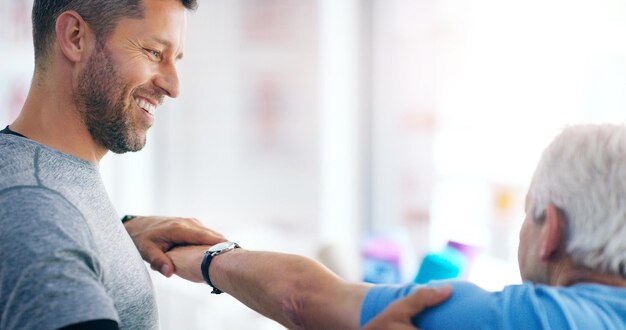 Está progresando muy bien cada día Foto de un médico varón haciendo fisioterapia con un paciente mayor