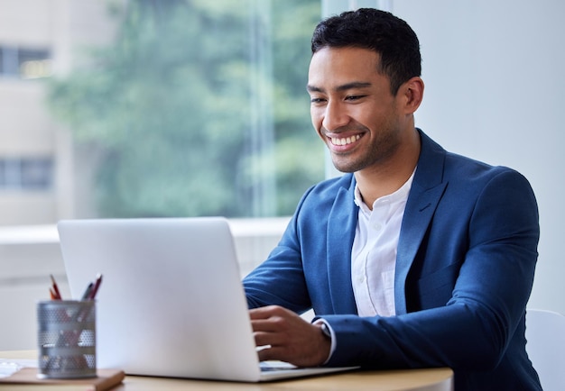 Esta proposta parece boa Foto de um jovem empresário trabalhando em seu laptop