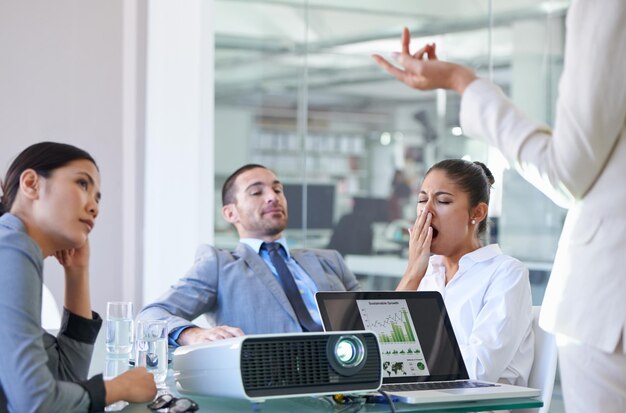 Esta reunião está demorando para sempre Foto recortada de um grupo de colegas de trabalho reunidos na sala de reuniões