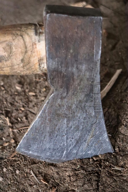 Se está utilizando un hacha para cortar el tronco de un árbol.