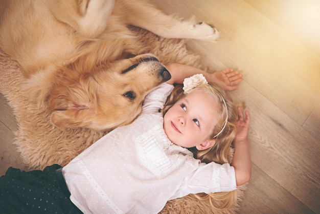 Estaban juntos en este niño Una niña adorable con su perro en casa