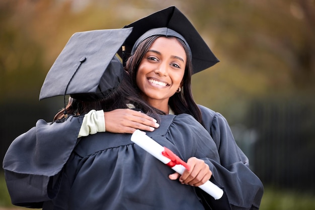 Estaban más que felices. Retrato de una joven abrazando a su amiga el día de la graduación.