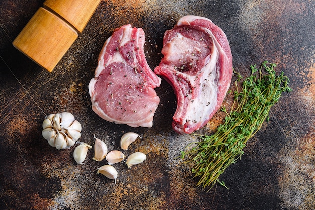 Establecer filetes crudos de carne de cerdo orgánica