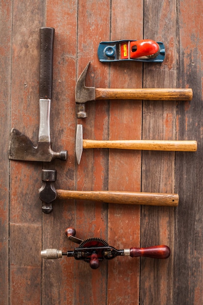 Foto establecer la herramienta de carpintero vintage en el viejo fondo de madera