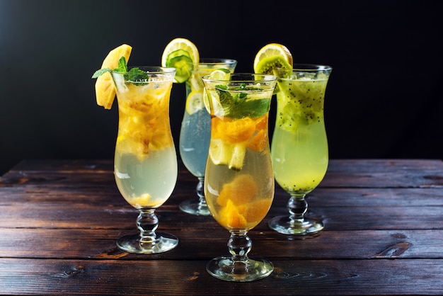 Establecer limonada con hielo en vaso huracán con frutas tropicales
