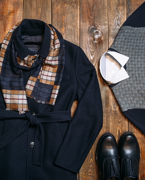 Establecer ropa masculina clásica cálida. Abrigo de lana, bufanda, jersey, camisa zapatos