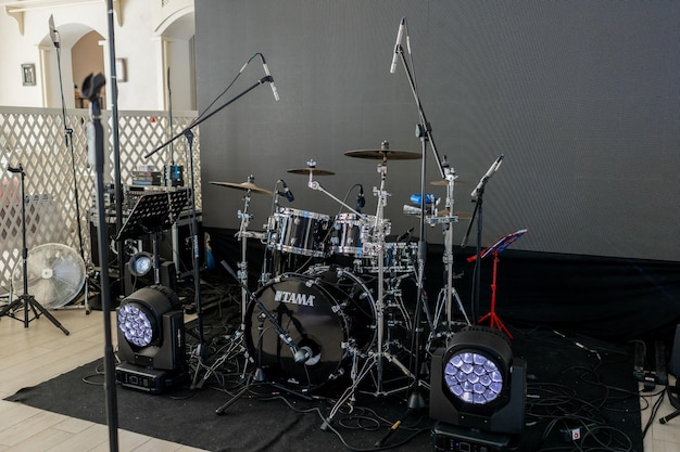 Establecimiento de escenario de música en vivo con batería y iluminación profesional listo para la actuación