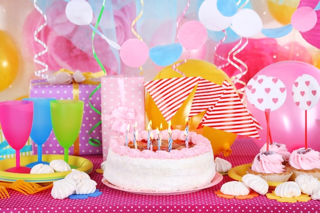 Establecimiento de mesa festiva para cumpleaños en decoraciones de celebración