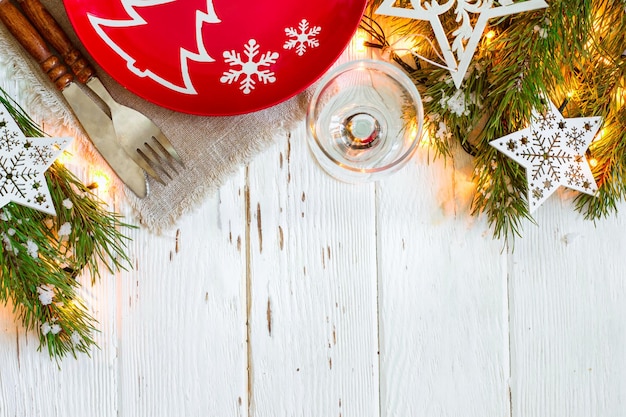 Establecimiento de mesa de Navidad con decoraciones navideñas en fondo blanco