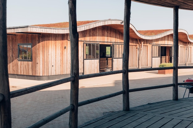 Foto establos de diseño en un centro de educación de caballos granja de caballos moderna con estructuras de madera y acero a la luz del día