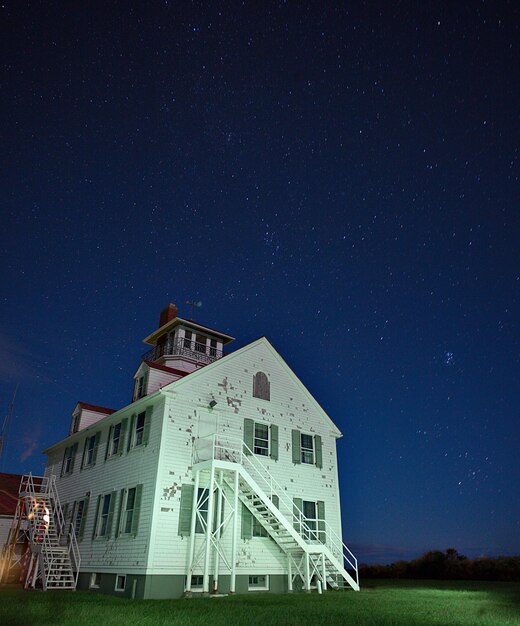 Foto estação da guarda costeira de eastham à noite