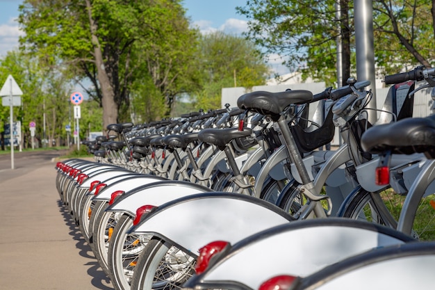 Estação de aluguel de bicicletas na rua da cidade.