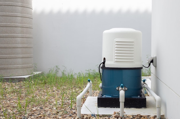 Estação de bomba automática de água fora de casa