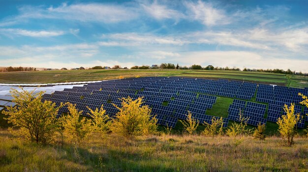 Estação de campo de painéis solares sob céu azul na paisagem de verão