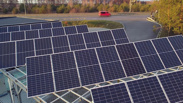 Estação de carregamento de painéis solares para veículos elétricos perto da rodovia