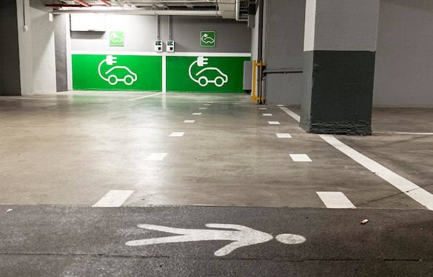 Estação de carregamento para veículos elétricos em estacionamento subterrâneo