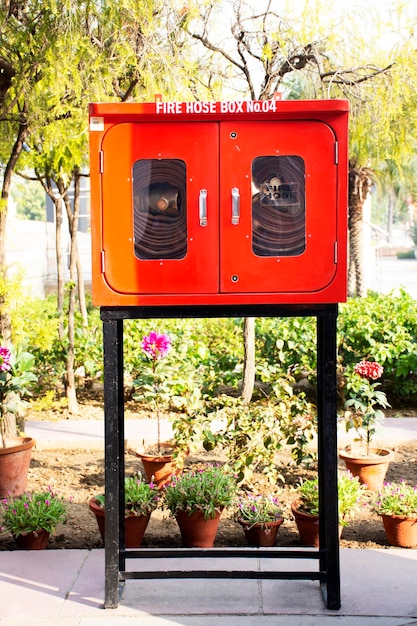 Estação de equipamento de incêndio de emergência para bombeiro e etiqueta de precaução pátio parque jardim da loja de departamentos enquanto no festival tailandês em 15 de março de 2019 em Nova Deli, Índia