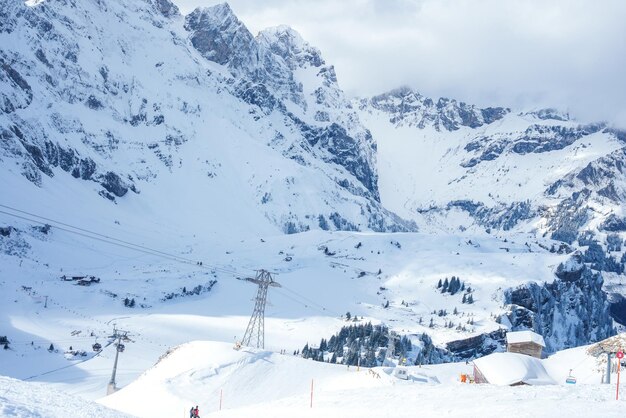 Estação de esqui ativa em Engelberg, Suíça, com uma majestosa vista dos Alpes