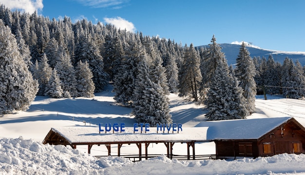 Estação de esqui nas montanhas cobertas de neve francesas em semnoz