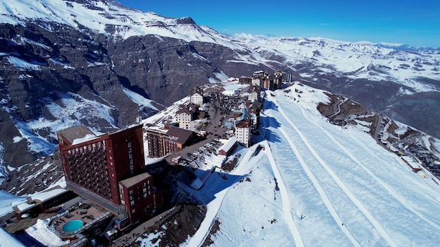 Foto estação de esqui panorâmica do vale de nevado, nas montanhas dos andes, santiago, chile