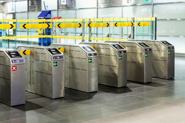 Estação de metrô com portão moderno