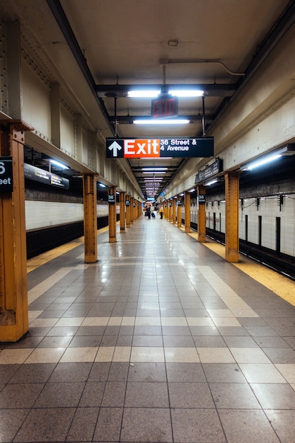 Foto estação de metrô de nova york subterrânea