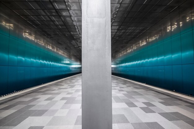 Estação de metrô iluminada