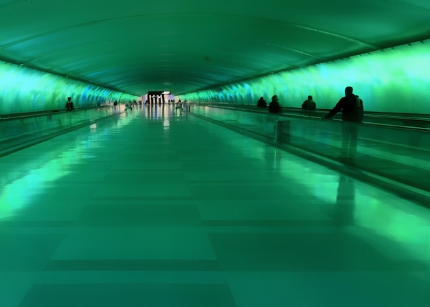 Foto estação de metro verde iluminada.