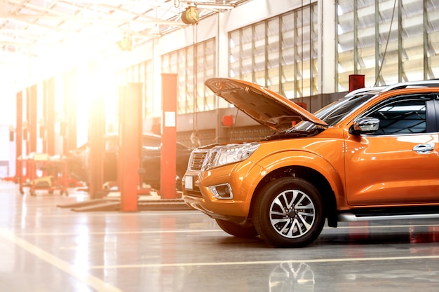 Estação de reparação de automóveis com foco suave no fundo e sobre a luz