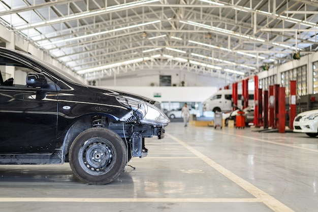 Estação de reparação de carro preto com foco suave e sobre a luz no fundo