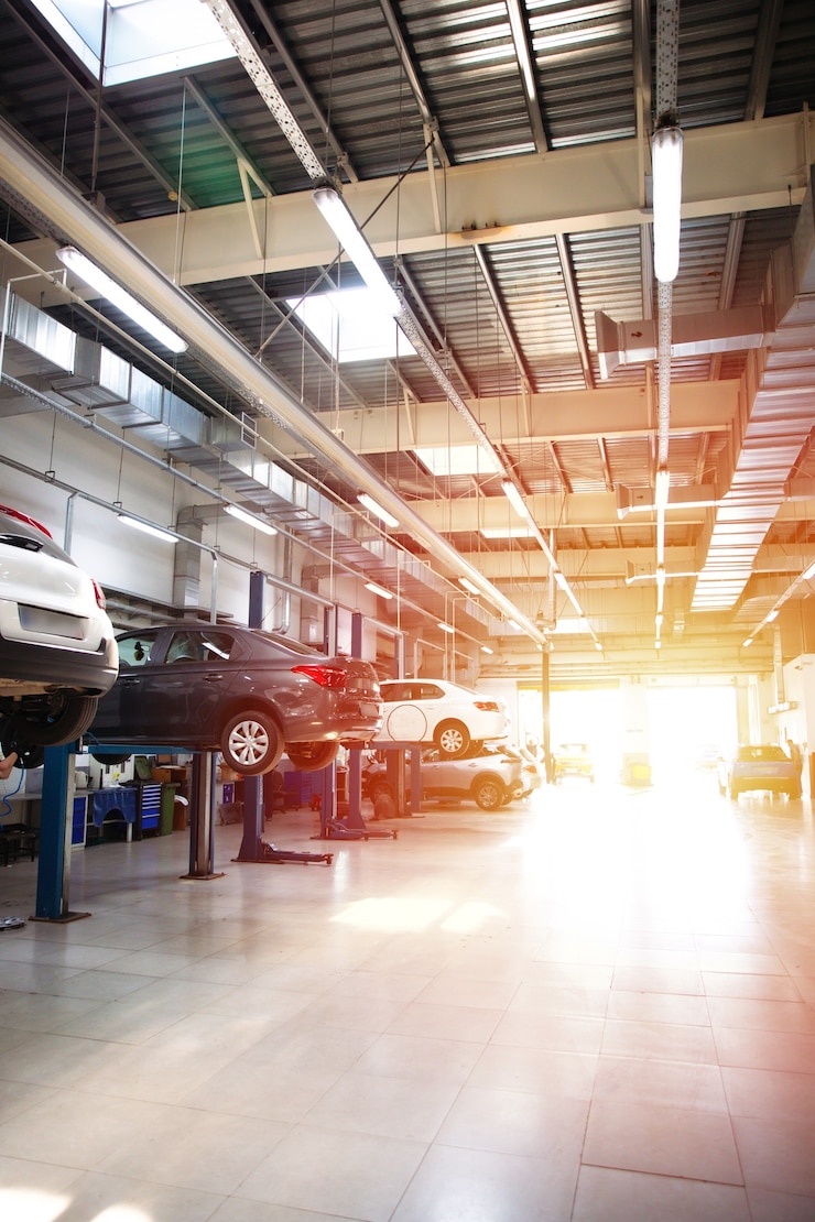 Foto estação de reparo de automóveis moderna com um grande número de elevadores e equipamentos especializados para diagnóstico e reparação de automóveis