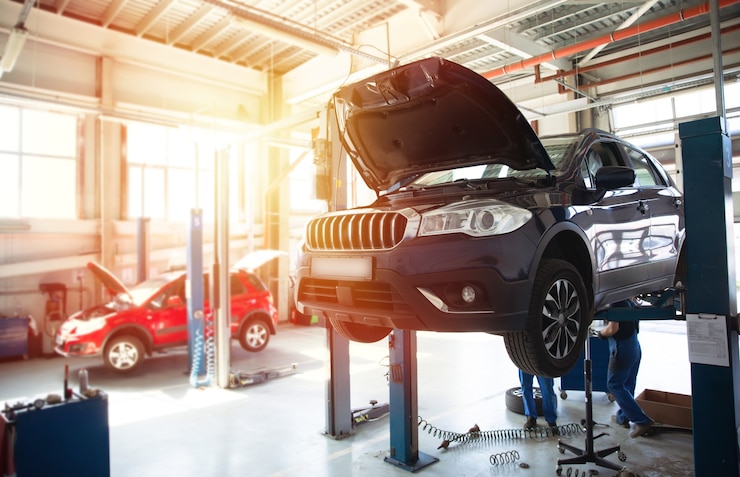 Foto estação de reparo de automóveis moderna com um grande número de elevadores e equipamentos especializados para diagnóstico e reparação de automóveis