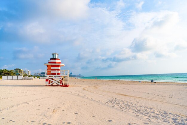 Estação de salva-vidas na praia de verão no espaço de cópia de miami