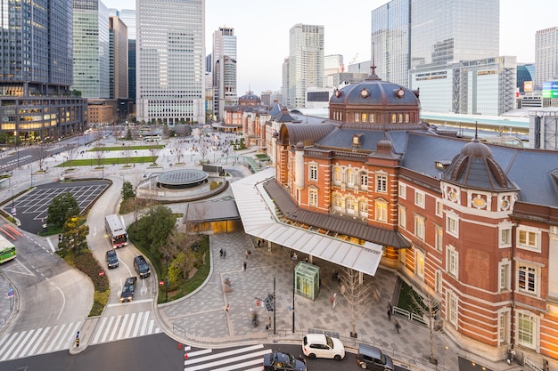 Foto estação de tóquio com edifícios modernos na cidade de tóquio, japão.