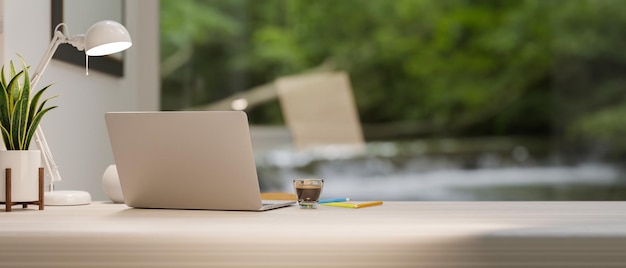 Estação de trabalho de luxo moderna com laptop e cópia de espaço na renderização 3D da mesa