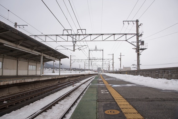 Estação de trem coberto de neve no inverno