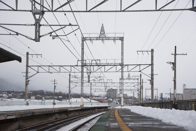 Estação de trem coberto de neve no inverno