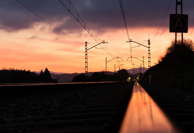 Estação de trem contra o lindo céu ao pôr do sol. Paisagem industrial, com, ferrovia