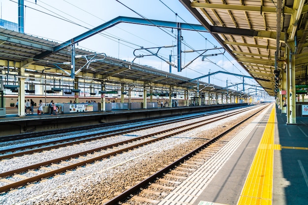 Estação de trem e metrô no japão é o transporte popular