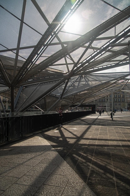 Estação de trem em Nápoles Estruturas complexas feitas de metal e vidro nova arquitetura moderna